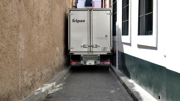 Una camioneta transita, como puede, por la calle Fabiola