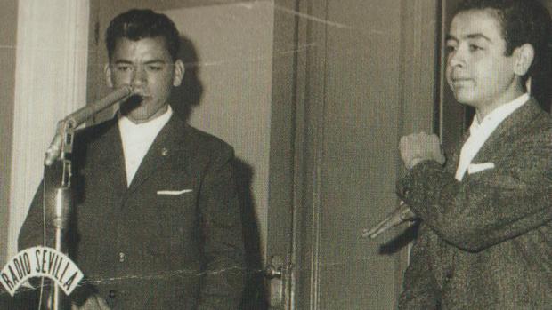 Los hermanos Antonio y Rafael, en época preadolescente, durante su actuación en el programa «Ronda del Domingo», que presentaba Manolo Bará en Radio Sevilla