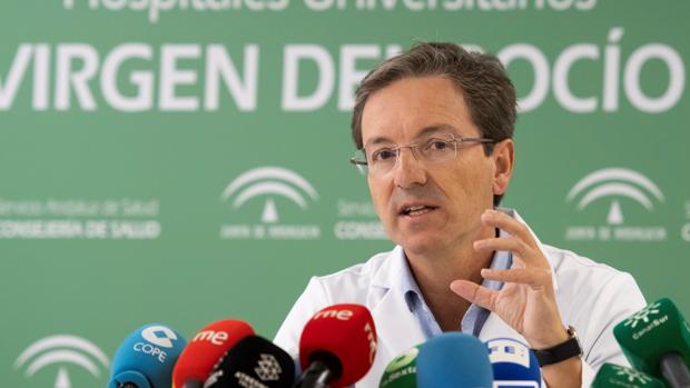 José Miguel Cisneros durante una rueda de prensa en el Hospital Vírgen del Rocío de Sevilla