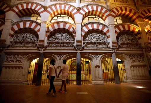 Una pareja de turistas visita la Mezquita Catedral de Córdoba