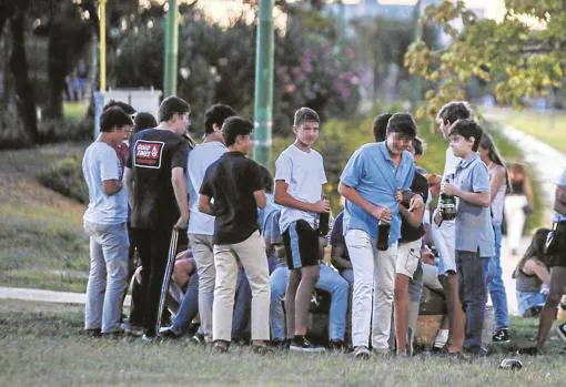 Jóvenes en el Parque Guadaíra bebiendo alcohol