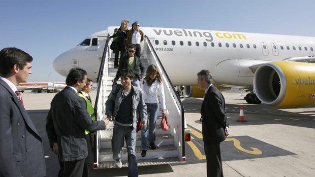 Vueling ensaya en Sevilla un proyecto pionero para evitar las colas en el  embarque