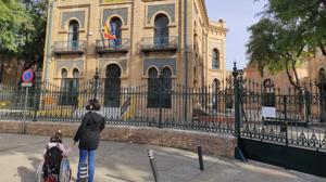 Padres de un colegio de Sevilla deben hacerse cargo en el aula del apoyo a sus hijos