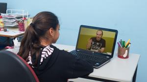 Voluntarios dan apoyo escolar gratuito a los niños ucranianos acogidos en Españ