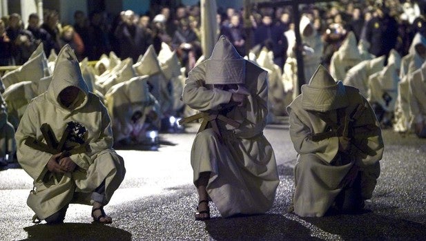 Desfile procesional de la Hermandad del Santísimo Cristo de Espiritu Santo por las calles de Zamora