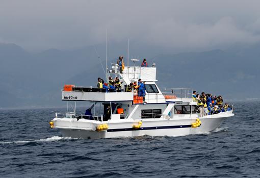 Un barco turístico para la observación de ballenas en Rausu, Hokkaido
