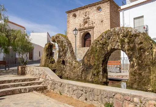 Fuente principal de la plaza de Almócita.